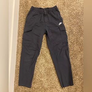 MEN'S BLACK MEDIUM NIKE SPORTSWEAR TECH ESSENTIALS UNLINED CARGO COMMUTER PANTS